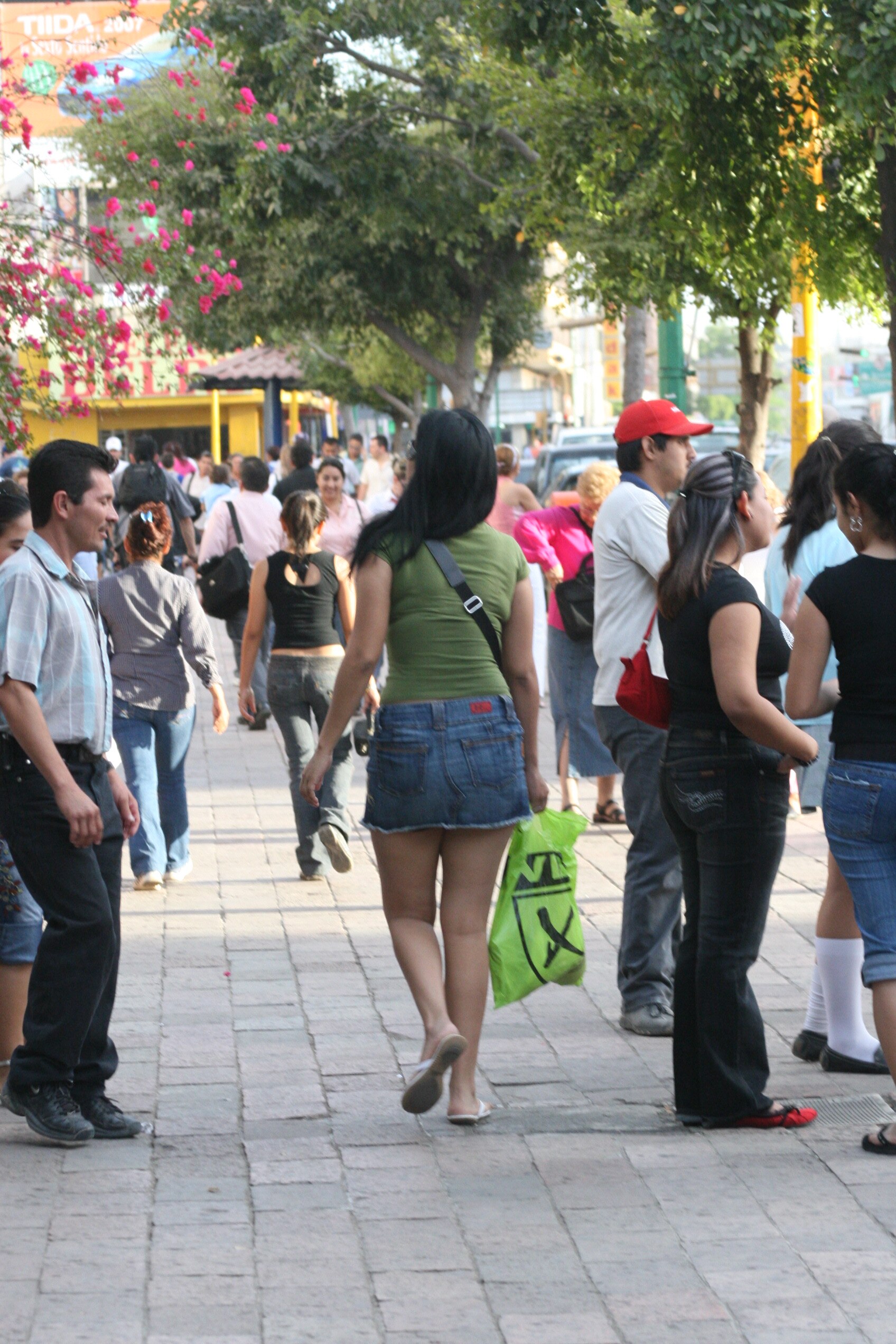 Tribunal de Bolivia prohíbe a su personal vestir minifaldas y escotes