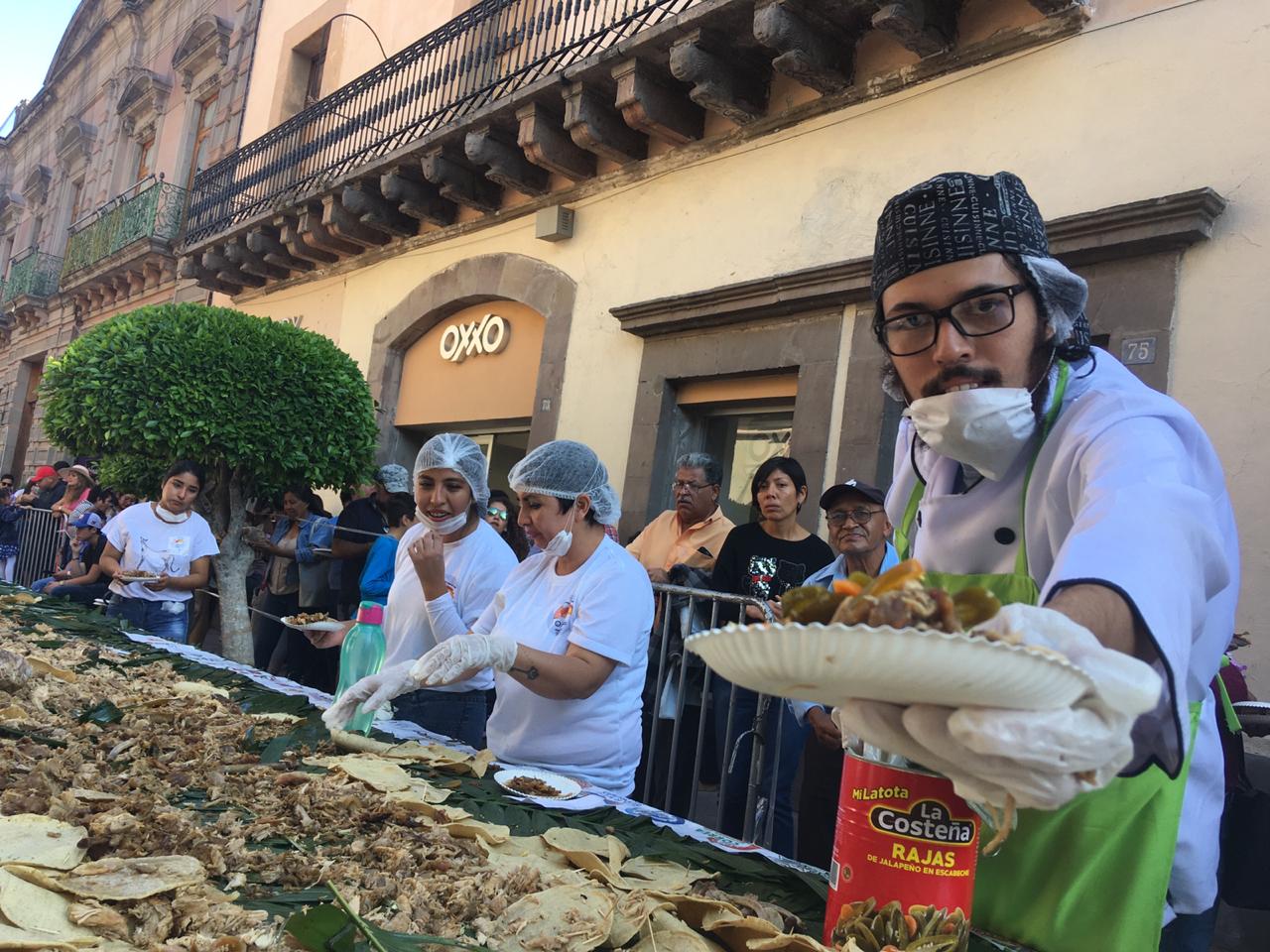 Querétaro rompe récord al elaborar el taco más grande del mundo