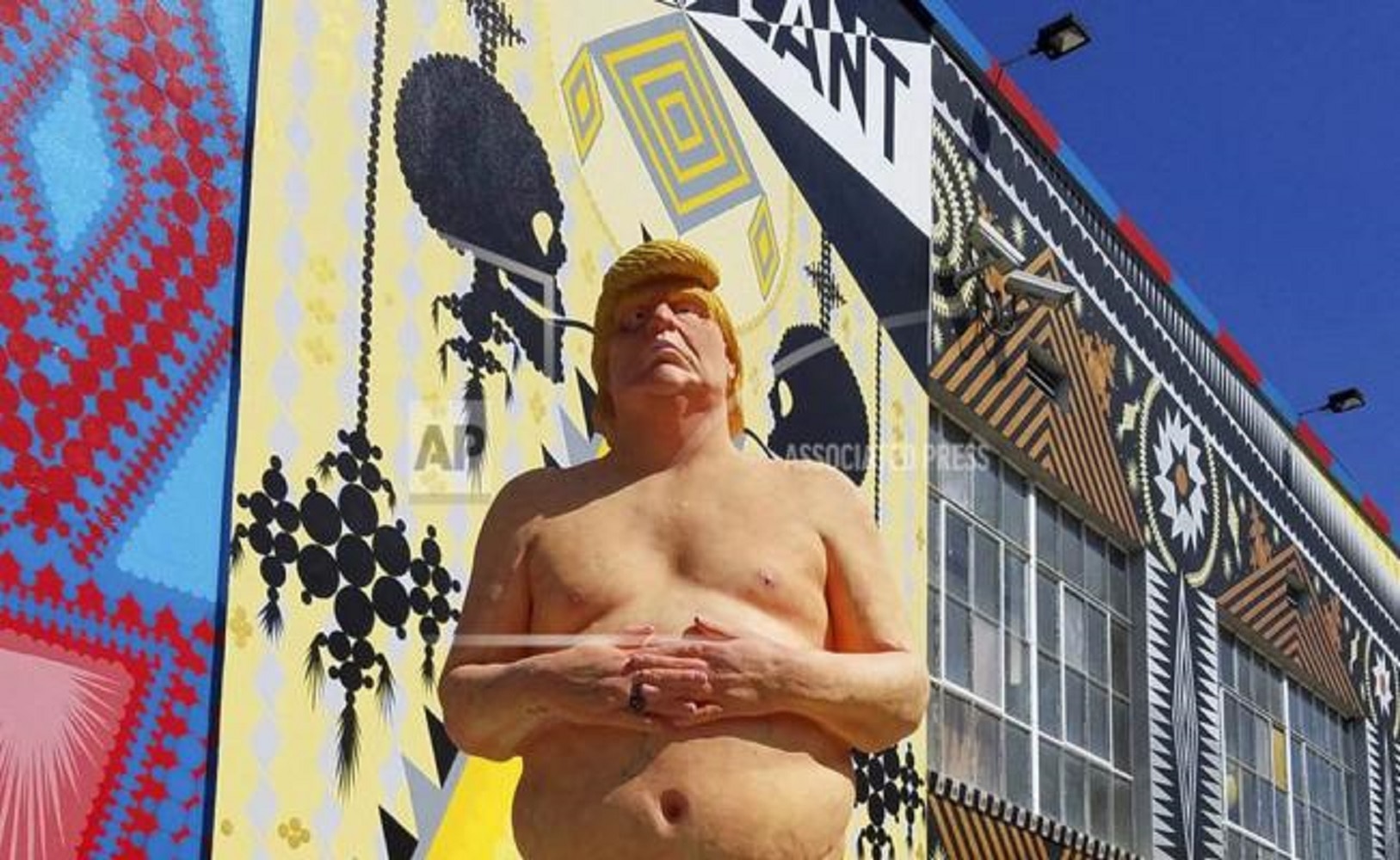 Foto sin fecha de la estatua de Donald Trump desnudo que será subastada el 2 de mayo del 2018 en Jersey City, Nueva Jersey