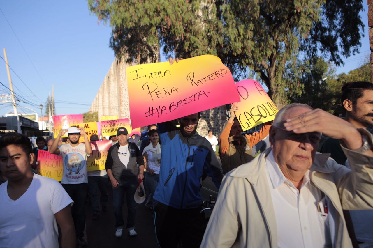 Marchan en contra del 'gasolinazo'