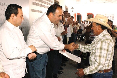 Entrega Loyola escrituras a familias