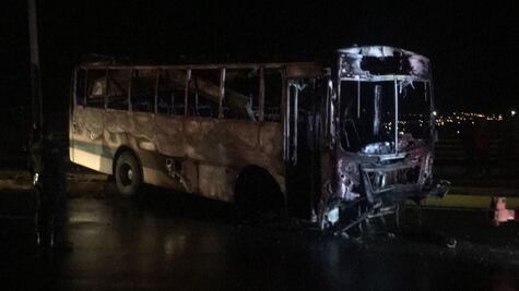 Choca camión de pasajeros y se calcina