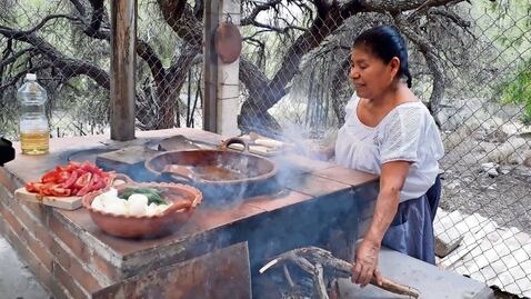 Doña Mary aprendió a cocinar desde pequeña