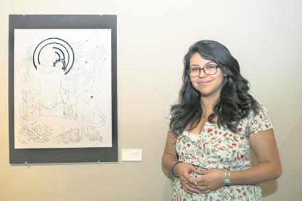 Mujeres con manos al arte y la voz al cielo