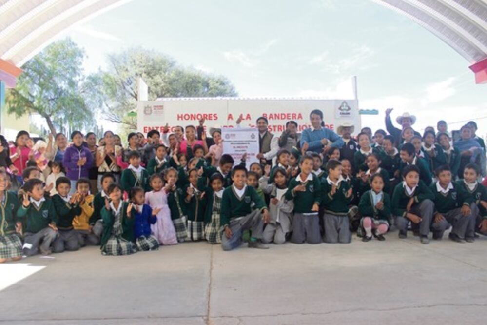 Benefician con obra a alumnos de El Mezote