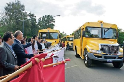Entregan autobuses a universidades