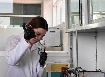Estudiante queretana lucha desde el laboratorio contra las "drogas de abuso"