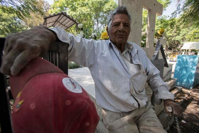 Desde hace 25 años elabora  sepulcros  para el descanso eterno