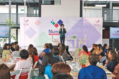 Disfrutan conferencia con Gaby Vargas