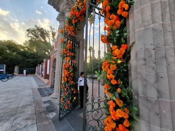 Adornan la Alameda Hidalgo con flores de cempasúchil de origen chino