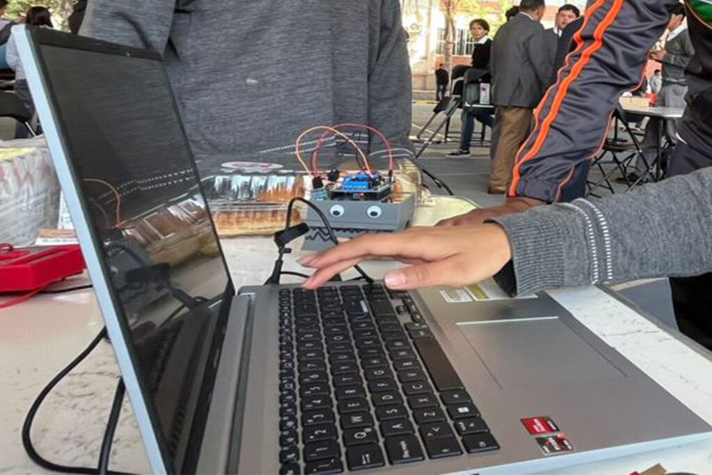 CECyTEQ entrega paquetes de robótica en sus planteles