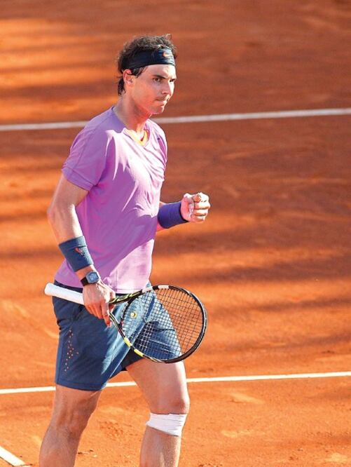 Nadal va de menos a más y gana en singles