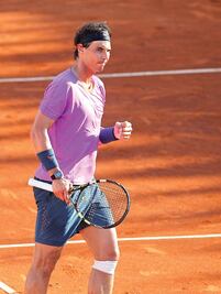 Nadal va de menos a más y gana en singles