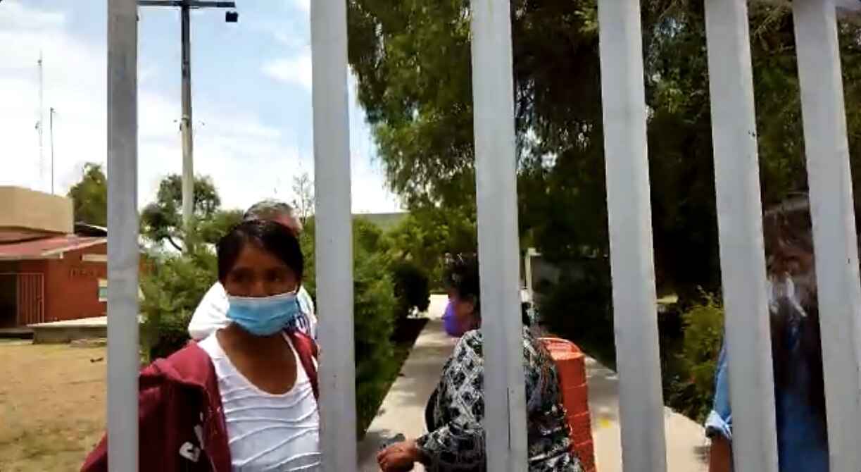 Video. Rocían alcohol y queman a menor de edad en telesecundaria, en Querétaro