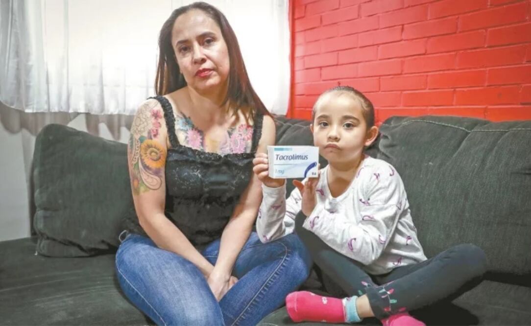 Mónica Márquez está preocupada porque en el Centro Médico Nacional Siglo XXI, del IMSS, no tienen el inmunosupresor tacrolimus para el tratamiento de su hija Diana Paula, quien recibió un trasplante de riñón. Fotos: DIEGO SIMÓN. EL UNIVERSAL