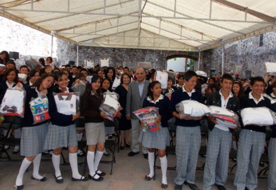 Entregan becas a estudiantes 