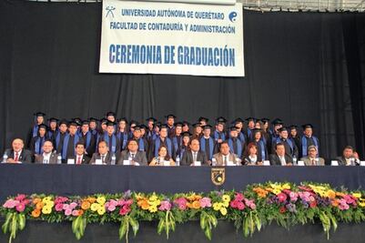  FCA entrega constancias a contadores egresados