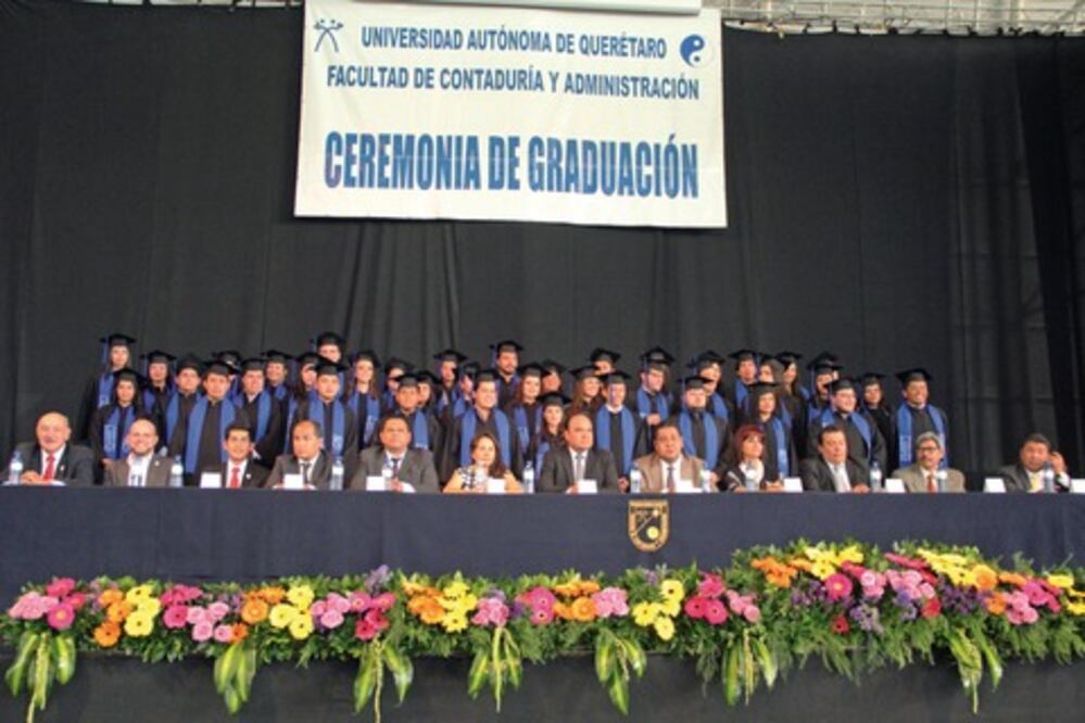  FCA entrega constancias a contadores egresados