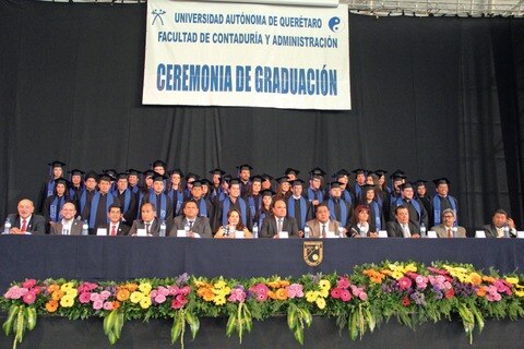FCA entrega constancias a contadores egresados