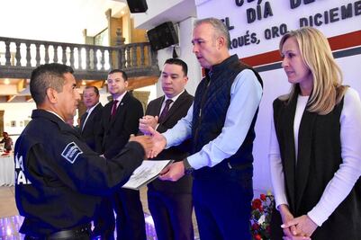 Celebra a los policías alcalde de El Marqués