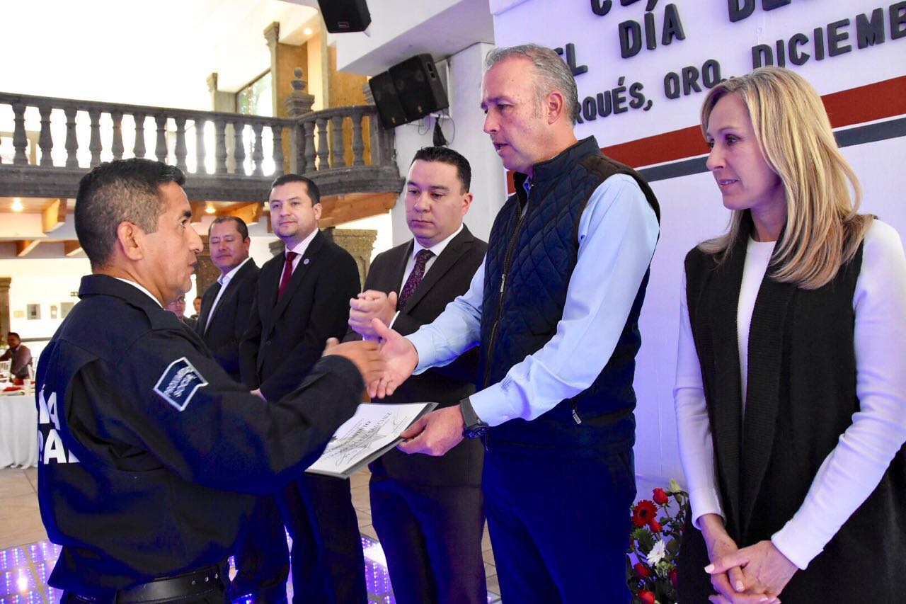 Celebra a los policías alcalde de El Marqués