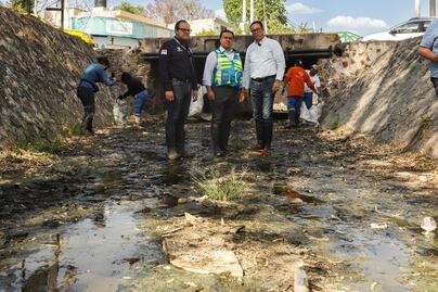 Limpian los drenes del municipio de Querétaro
