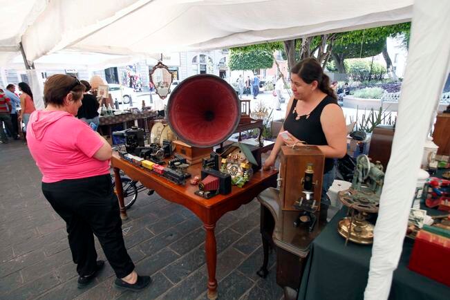 Hipnotizan antigüedades en el Jardín  Zenea