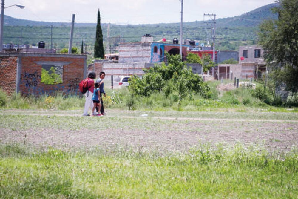 La violan en terreno baldío de Paseos de Xhosdá