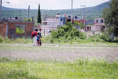La violan en terreno baldío de Paseos de Xhosdá