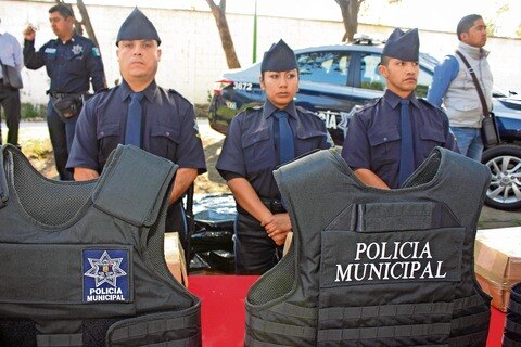  Entregan más equipo a policías