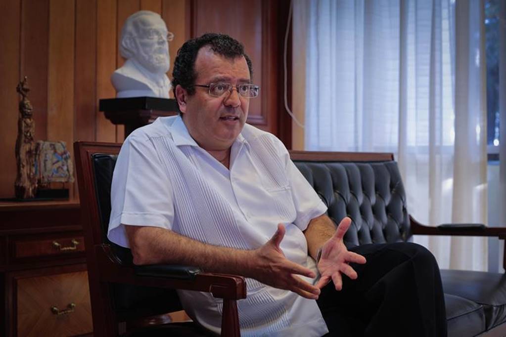 El rector afirma que la universidad y el país deben confiar en la capacidad de sus jóvenes para impulsar los cambios sociales que se necesitan (VÍCTOR PICHARDO. EL UNIVERSAL)