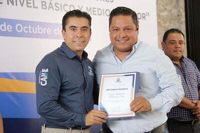 Concluyen estudios 28 empleados en el INEA