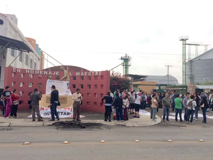 Se manifiestan docentes en San Juan del Río