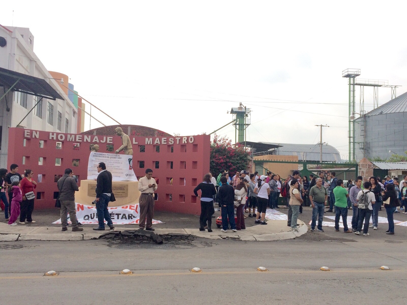 Se manifiestan docentes en San Juan del Río