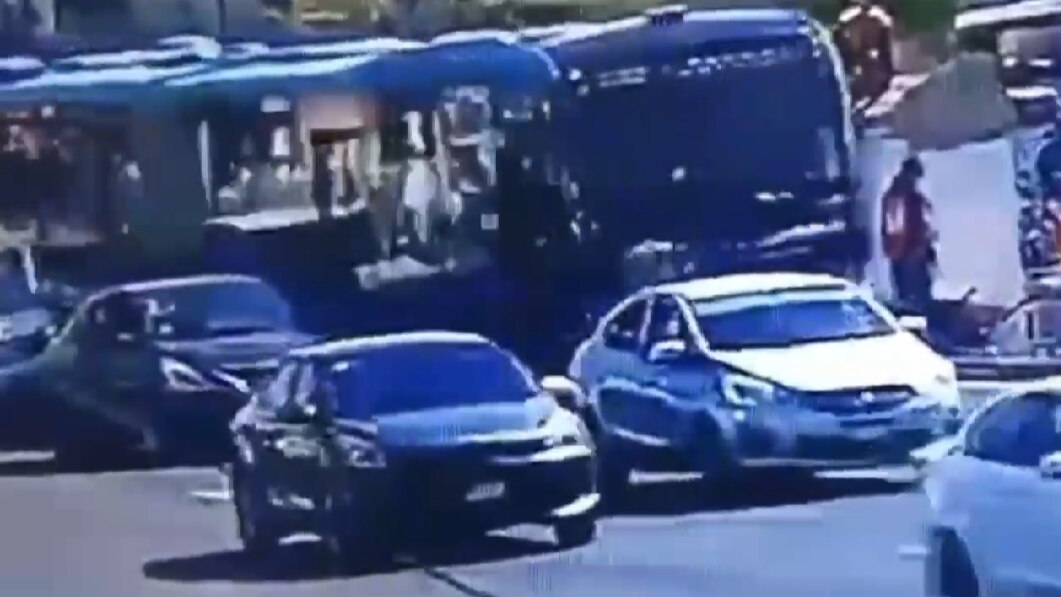 Hombre es atropellado por una unidad de Qrobús al cruzar Paseo 5 de Febrero