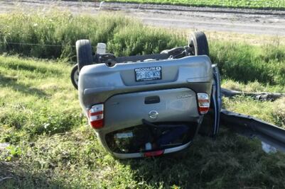 Vuelca auto en carretera 40
