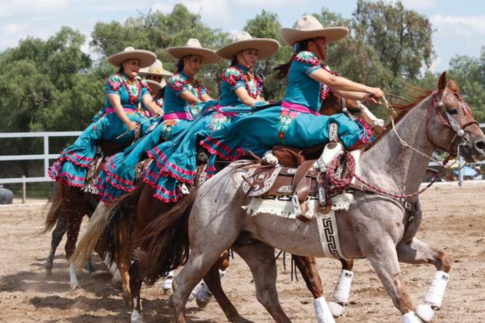 Como ya es costumbre, las escaramuzas hicieron vibrar a los asistentes con vistosas rutinas en el ruedo. (FESTIVAL MAGIA ECUESTRE HACIENDA TOVARES)