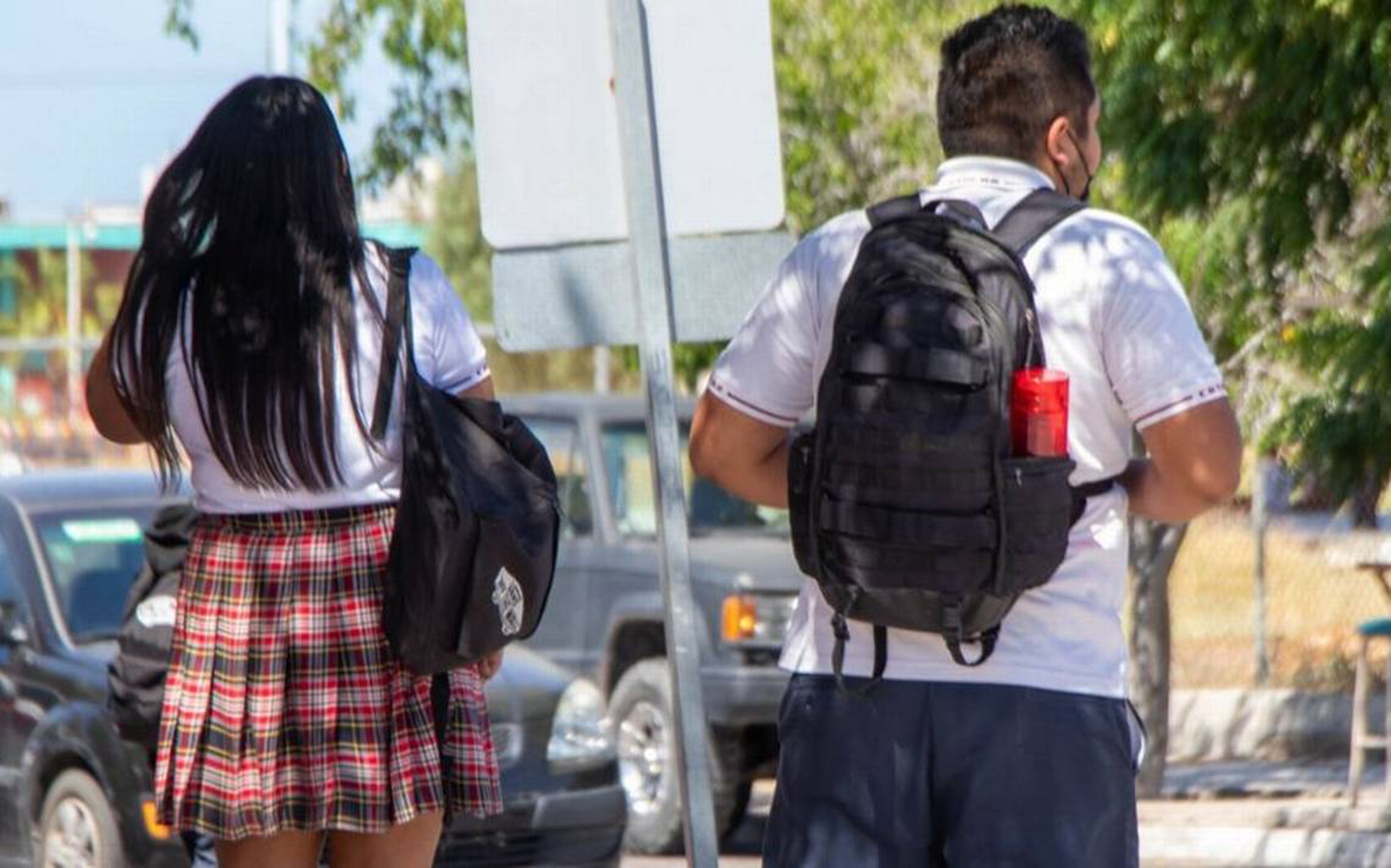 Que siempre sí están analizando revisar mochilas en escuelas