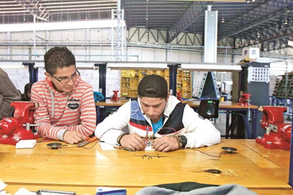 Inaugura UNAQ un hangar laboratorio