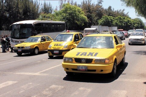 Reportan taxistas merma en ganancias