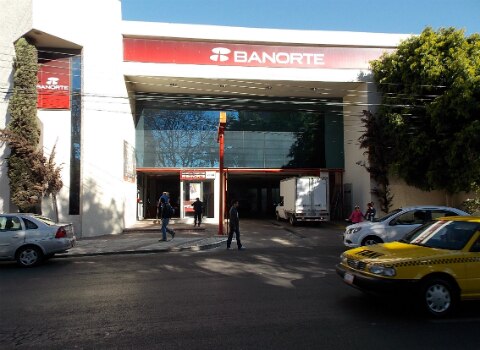 Frustran asalto bancario
