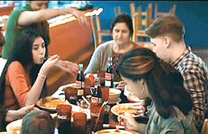 Anucio de Coca desata ataques a inmigrantes 