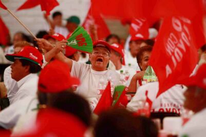 Abanderado tricolor pide apoyo de adultos mayores