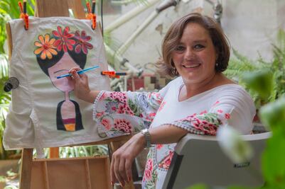 Arte en la tela. Con color y pasión da vida a sus creaciones