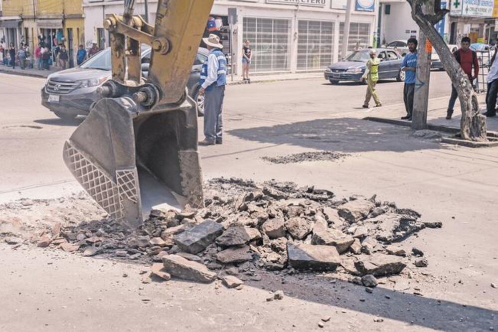 La vialidad presenta la mayor actividad comercial en el Centro Histórico de San Juan del Río, por ello es que locatarios y autoridades se reunieron para establecer plazos de terminación de las obras. (OBTURE PRESS)