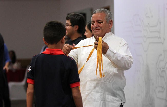 El secretario de Educación dice que aunque los presidentes del PAN y PRD anunciaron un “frente opositor” debe consultarse al interior del partido (LUIS SÁNCHEZ. EL UNIVERSAL)