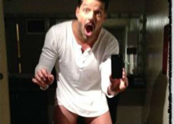 Ricky Martin se queda sin pantalones