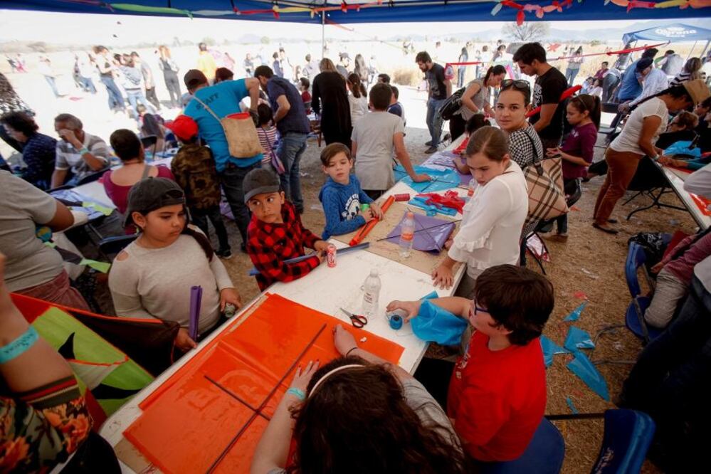 Una fiesta de colores se vivió en la tercera edición del Festival del Papalote, que se celebró en la explanada de la Cava Bocanegra, ubicada en Tequisquiapan, en donde familias enteras se reunieron para ser parte de un fin de semana especial y lleno de diversión.
