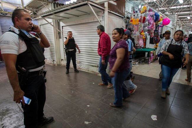 Los comerciantes reabrieron sus negocios después de la falsa alarma de saqueos suscitada en los mercados y plazas comerciales de la ciudad, que propiciaron una movilización policiaca de cerca de mil policías (DEMIAN CHÁVEZ. EL UNIVERSAL)