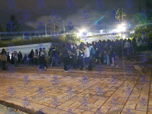 Estudiantes de la UAQ inician plantón frente a Rectoría